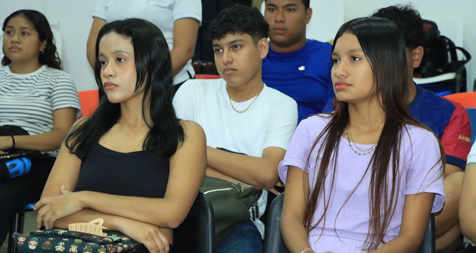 Universitarios Fortalecen Valores y Conciencia Ambiental a través del Taller de Cuentos “Y también enséñenles a leer” 5