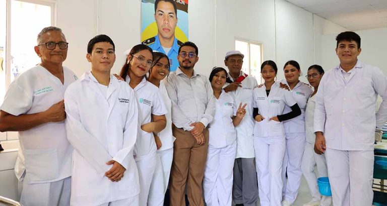 Protagonistas del CUR Río San Juan rinden honor al Comisionado General Lenin Olivas con Aula Práctica de la Salud