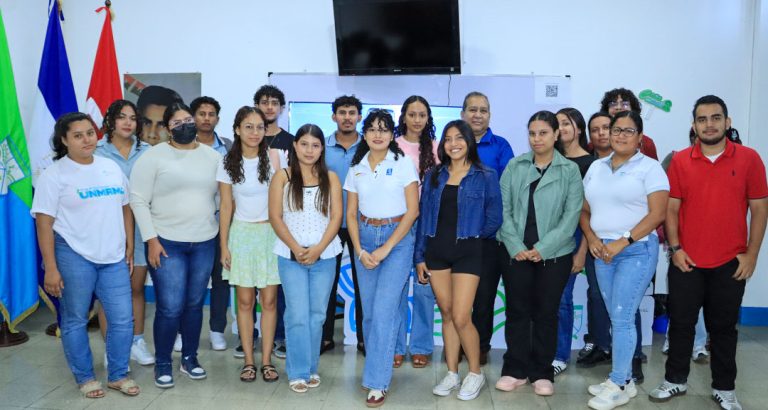Estudiantes Fortalecen sus Conocimientos en Reforestación Mediante Disertación sobre el Método Nendo Dango