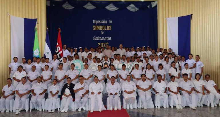 Estudiantes asumen su vocación de servicio a través de la Imposición de Símbolos de Enfermería