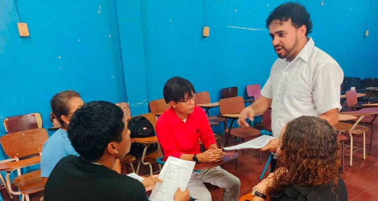 Jóvenes del CUR Granada reciben Capacitación de Formación de Alumnos Monitores