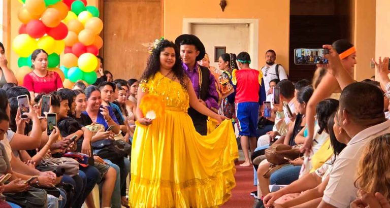 Universitarios Participan en el Festival Día de la Resistencia Indígena, Negra y Popular 