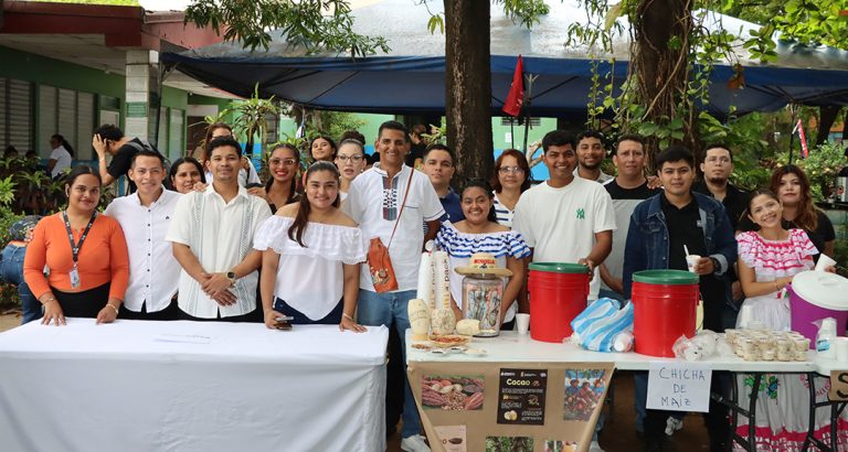 Comunidad Estudiantil Fortalece su Identidad Nacional en Festival de Emprendimiento y Feria Gastronómica